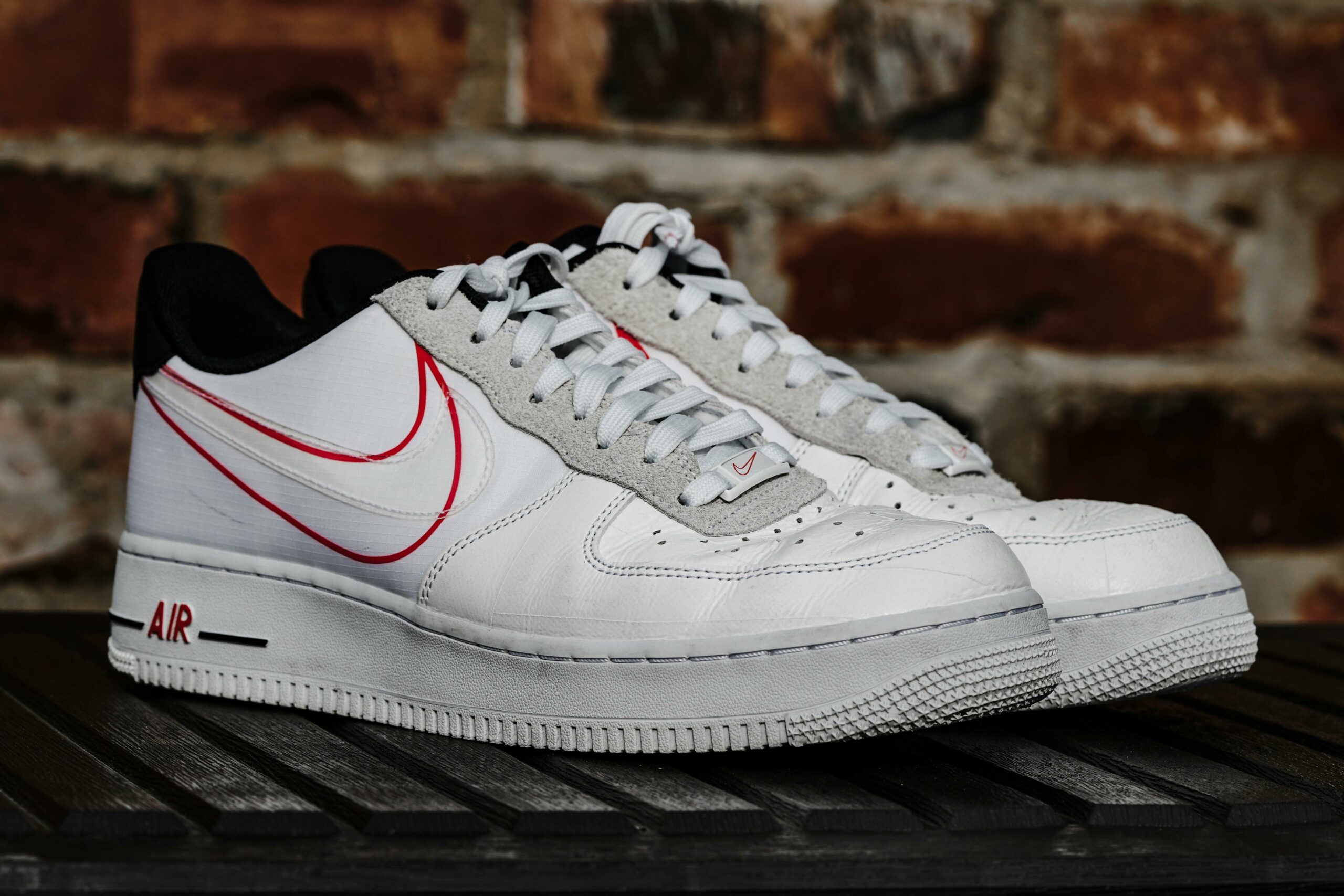 Laver des baskets blanches sans jaunir : le guide ultime